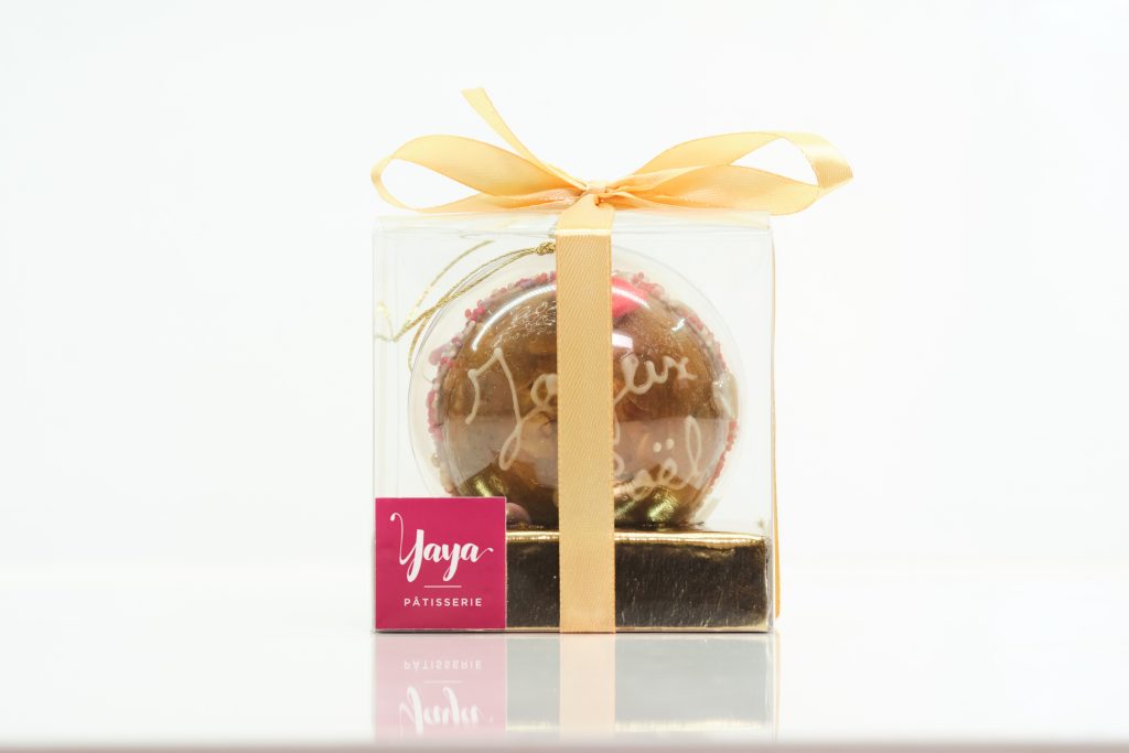 boule de noël en nougatine garnie de bonbons au miel bio